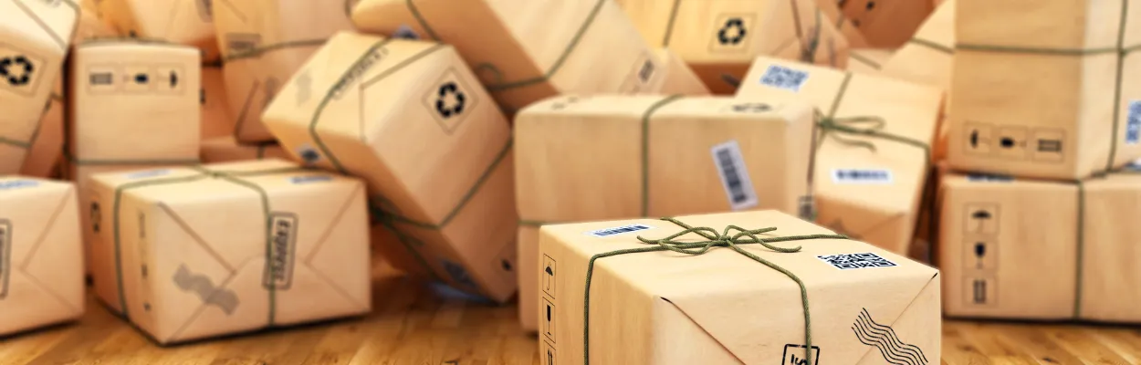 Sterta przesyłek zapakowanych w kartony